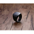 Un anneau de doigt noir en acier inoxydable de Fashion Designs
